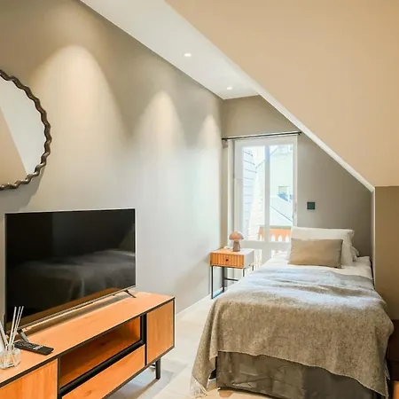 Modern Entire In The Center 303